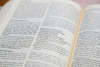 Aufgeschlagene Bibel - Vater unser Aufgeschlagene Bibel - Vater unser